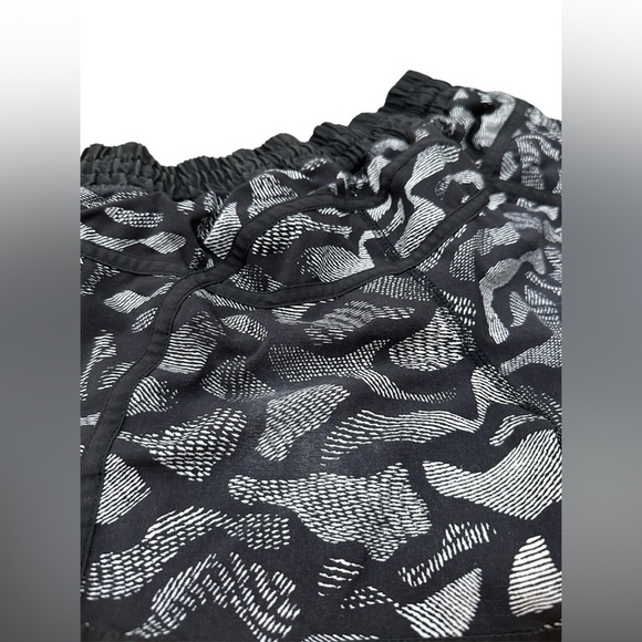 Lululemon Tracker Shorts Patterned, Mini Warp
White/Black Size 4 - Picture 14 of 14
